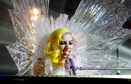 http://thatgrapejuice.net/wp-content/uploads/2010/03/gaga-ross-3.jpg