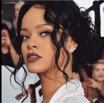 Rihanna atasına milyonluq hədiyyə etdi