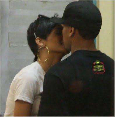Rihanna & Chris Brown Kissing At KFC