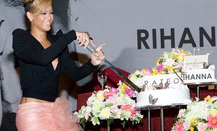 Hot Shots: Rihanna Goes Pink In Seoul