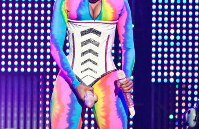 Hot Shot: Nicki Minaj Gets Frisky Onstage