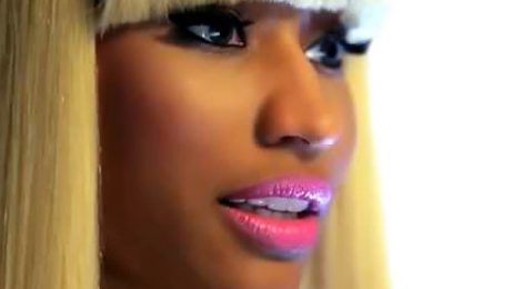 She's Here: Nicki Minaj Arrives In London...Leaves Smile On Plane