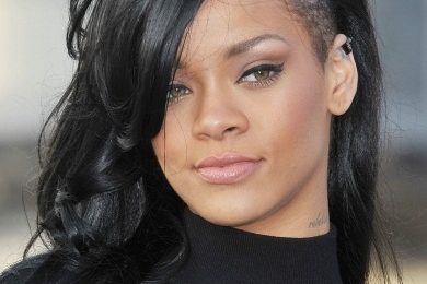 Rihanna 'Salutes The Navy'