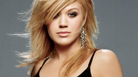 Kelly Clarkson Covers Rihanna's 'We Found Love' Live