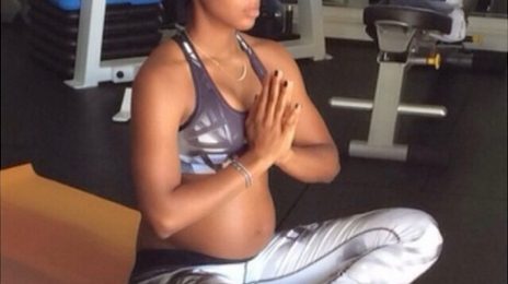 Hot Shot: Kelly Rowland Reveals Baby Bump