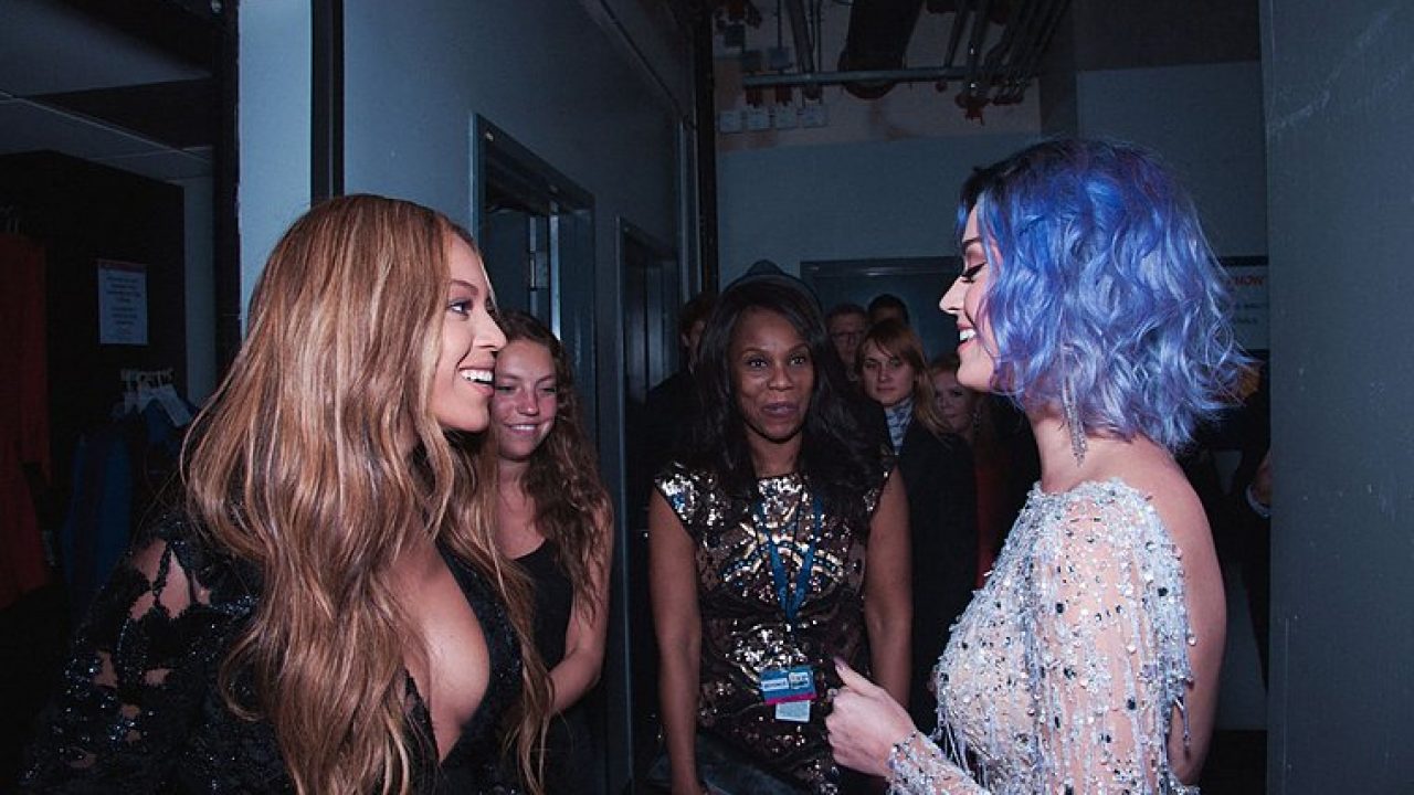 Hot Shot: Beyonce Catches Up With Katy Perry At The Grammys - That Grape  Juice