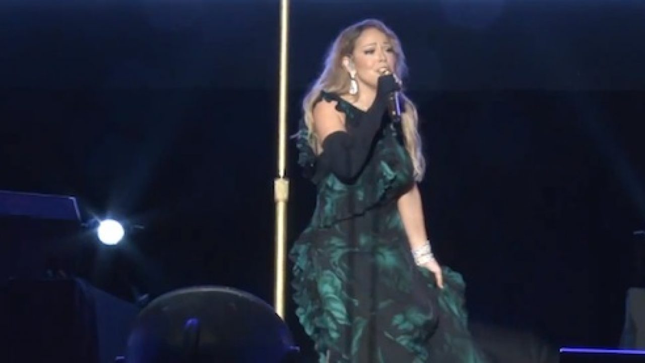Mariah Carey takes to the stage in terribly tight leggings