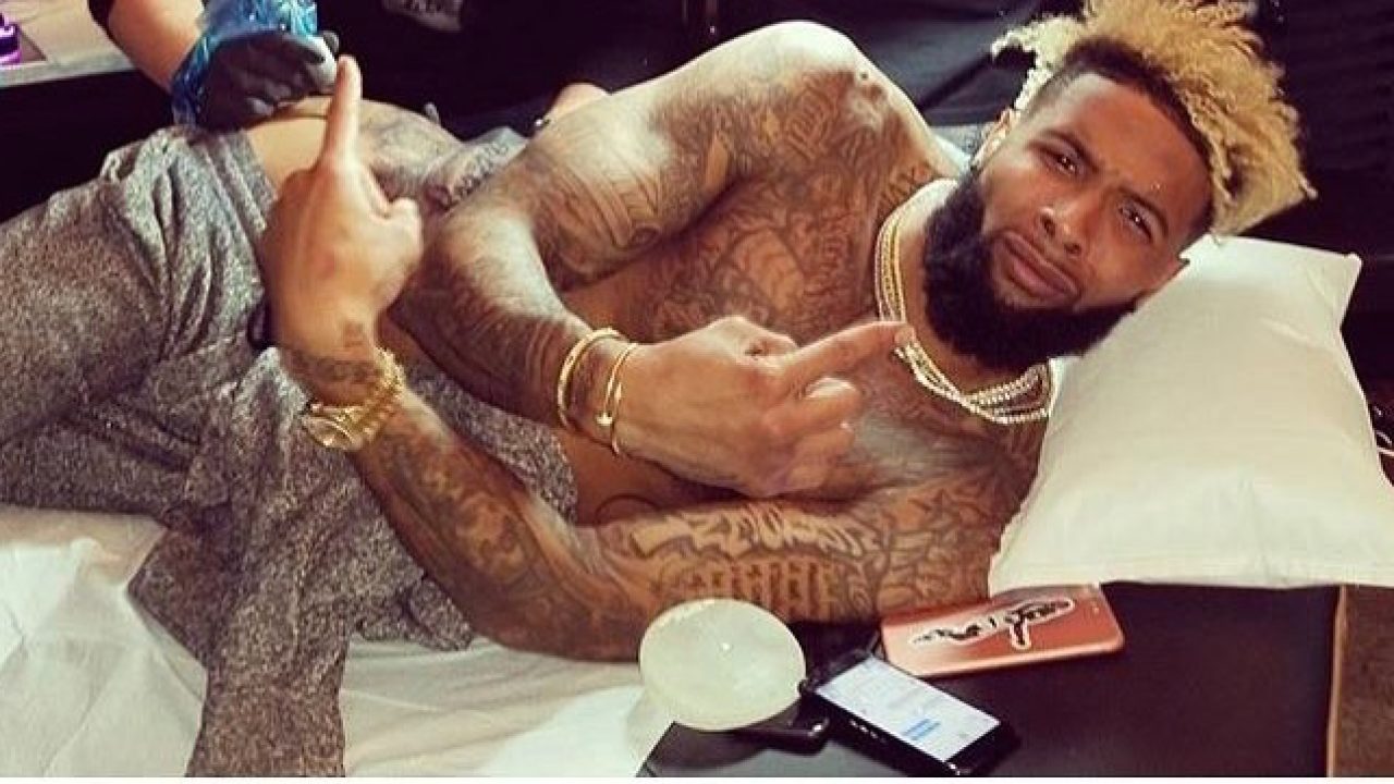 Odell Beckham Jr. Show's off CRAZY new tattoos!