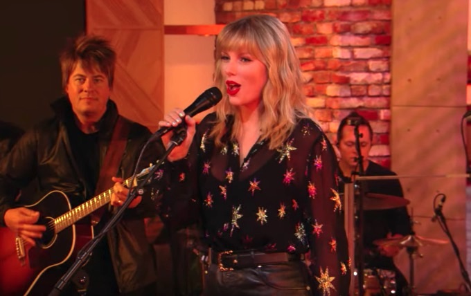 Taylor Swift Blazes Bbc Radio 1 Live Lounge Performances