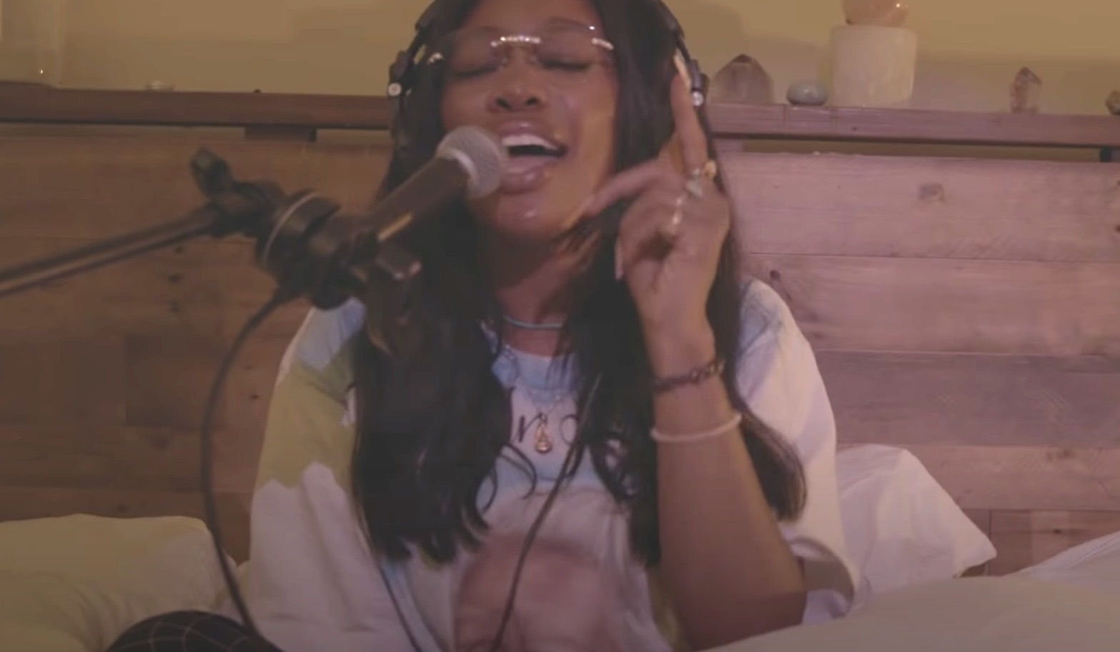 SZA Soars With 'Hit Different' & 'Good Days' Acoustic [Performance ...