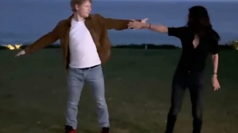 Ed Sheeran & Courteney Cox Recreate Iconic Monica & Ross 'Friends' Dance