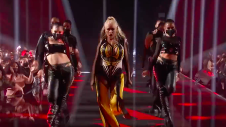 Watch: Christina Aguilera Rocks The People's Choice Awards With 'Genie In A Bottle,' 'Dirty,' & More