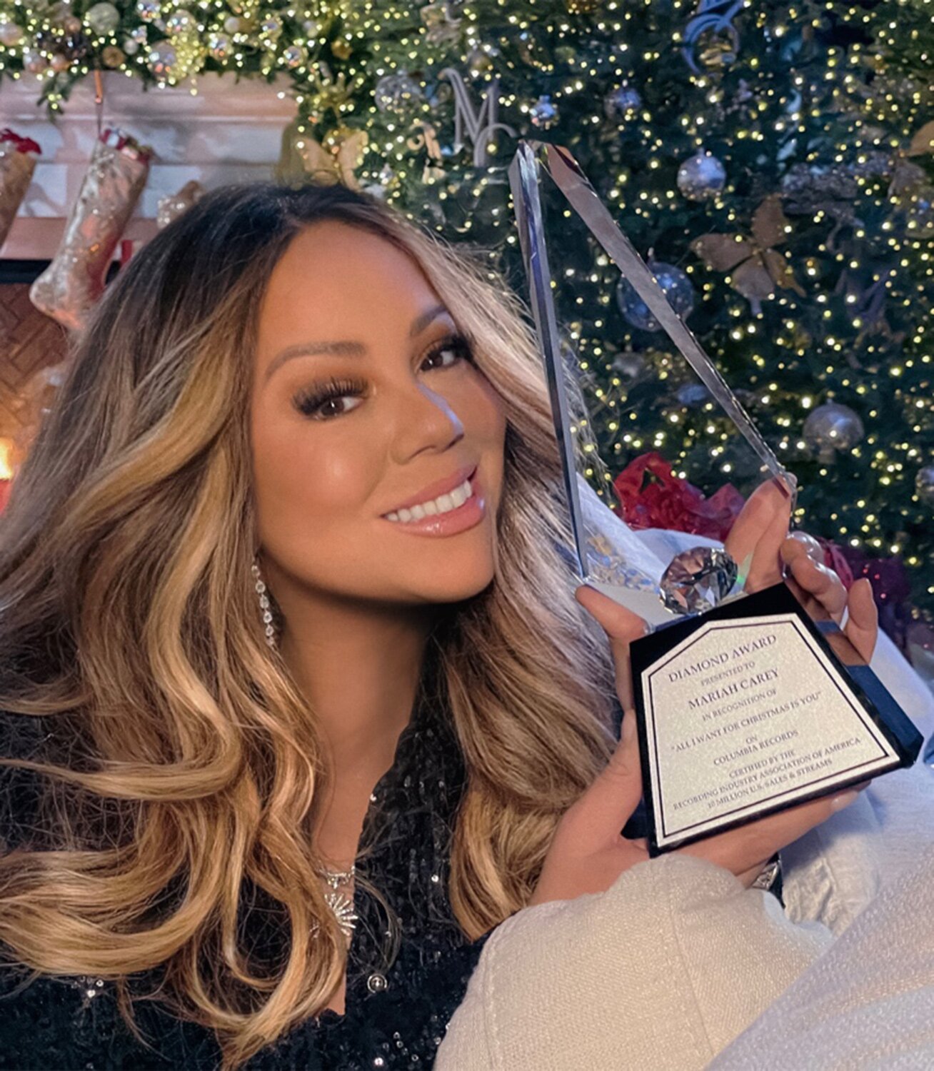 Riaa Mariah Careys All I Want For Christmas Becomes The First Ever Diamond Certified Holiday 