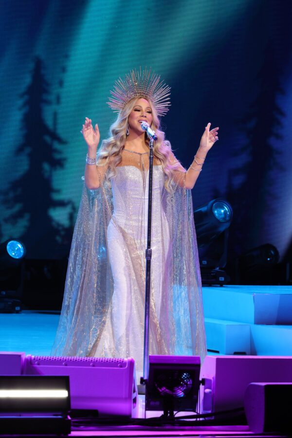 Mariah Carey Kicks Off 'Merry Christmas One and All Tour' / Wows with