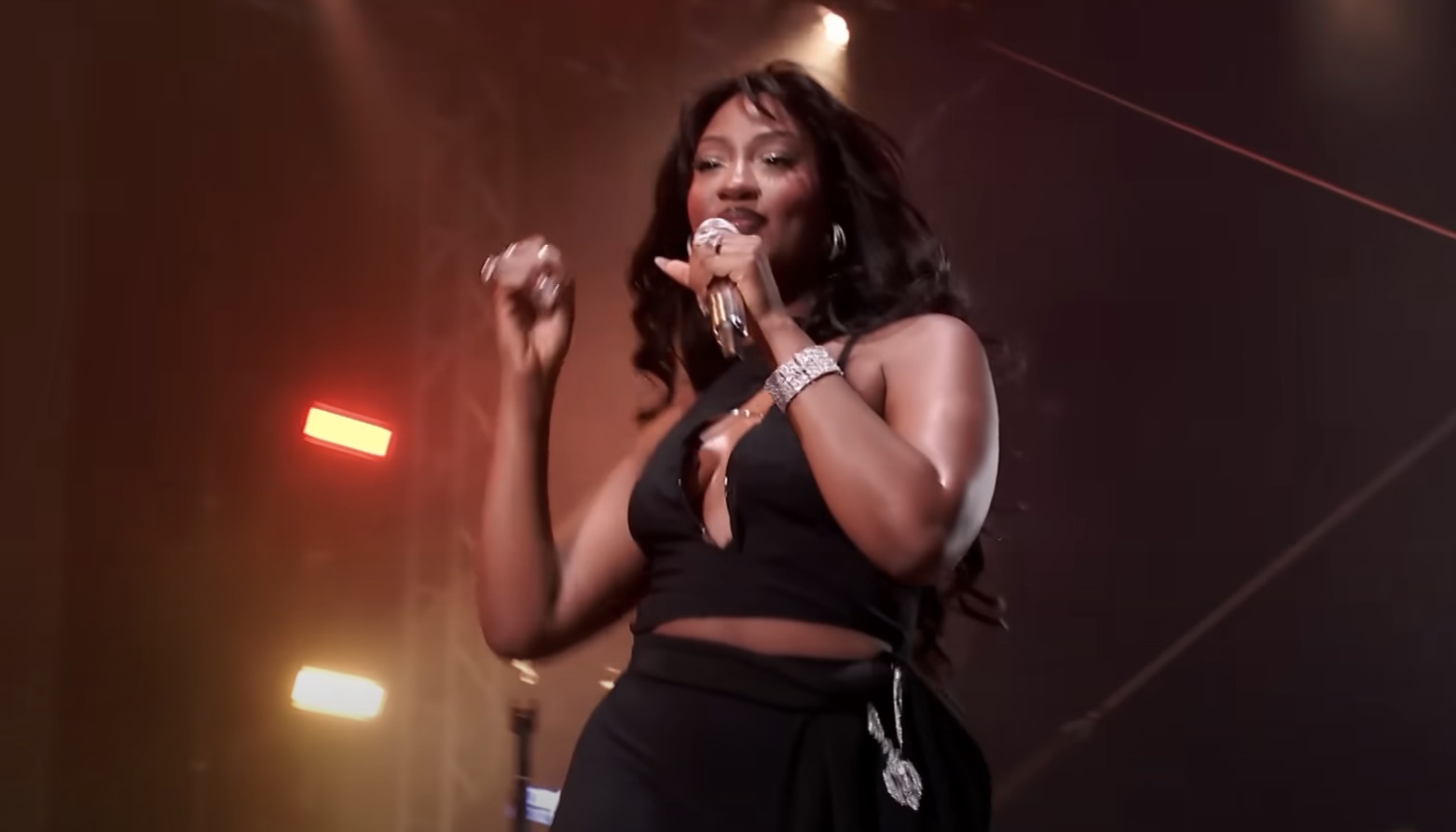 Tems Turns Up the Heat with ‘Love Me JeJe’ Live at BBC Radio 1 Big Weekend 2024