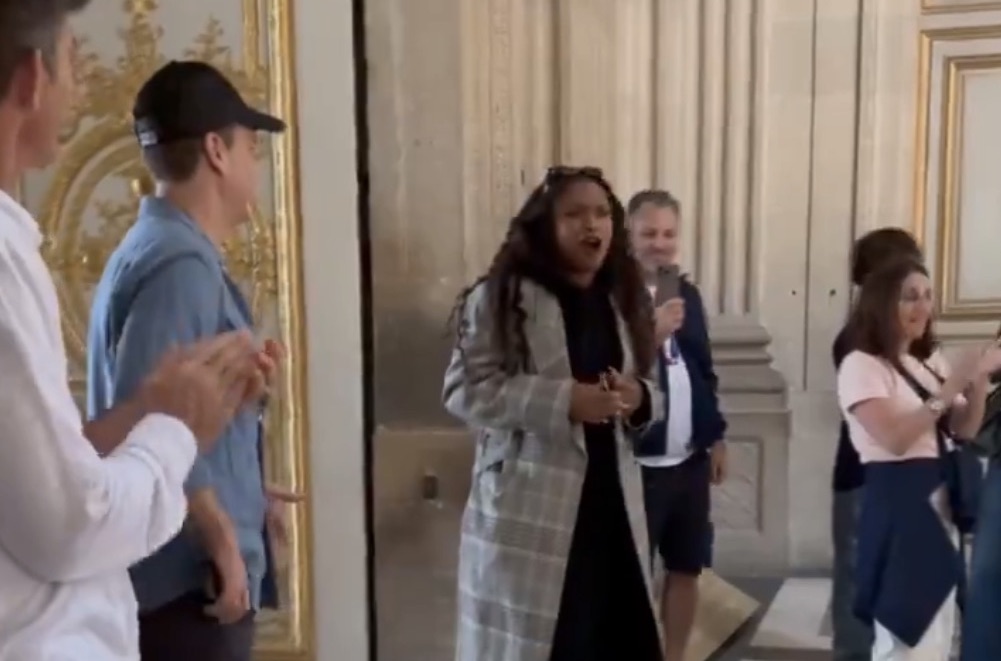 Jennifer Hudson Moves Visitors to TEARS with Impromptu ‘Hallelujah’ Performance at the Palace of Versailles