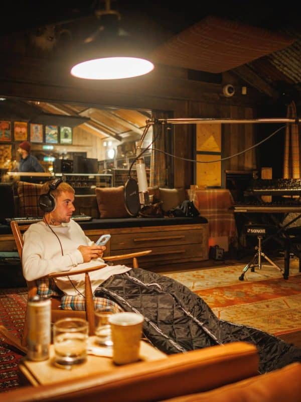 Justin Bieber in studio 2025