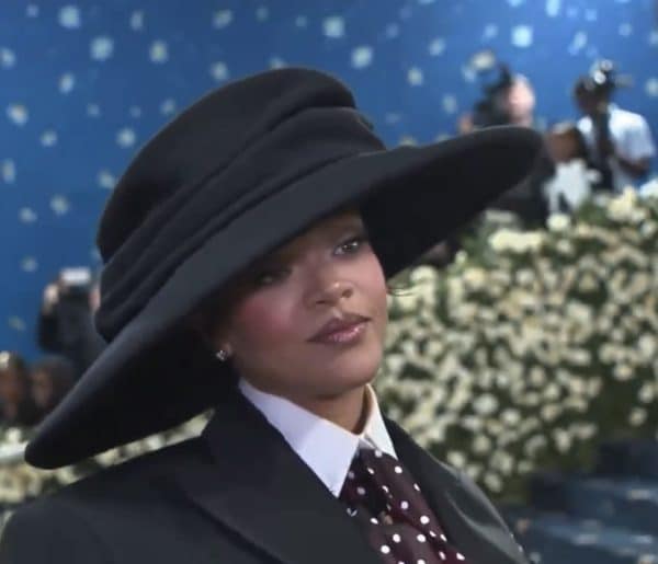 Rihanna Updates on R9