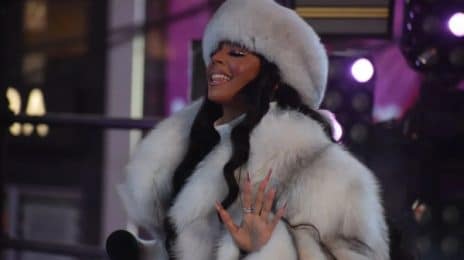 Ashanti Braves Tech Difficulties to Deliver ROCKING "Let It Snow" Medley at Philly's Christmas Tree Lighting: "This What Happens When It's Live!"