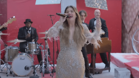 Watch: Kelly Clarkson Kicks Off NFL Christmas Gameday with 'Underneath the Tree'