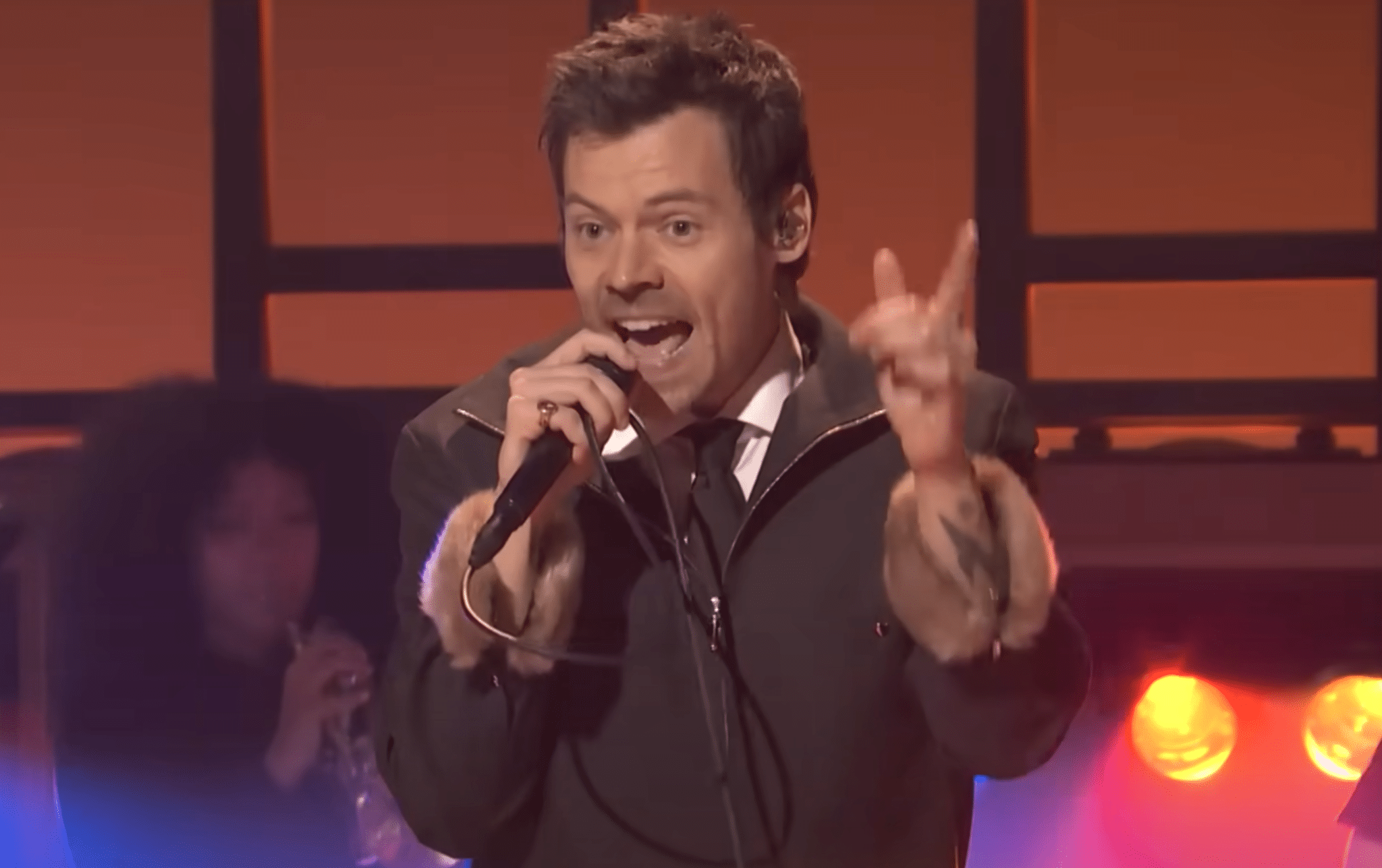 Harry Styles Rocks SNL with ‘Dance No More’ & ‘Coming Up Roses’