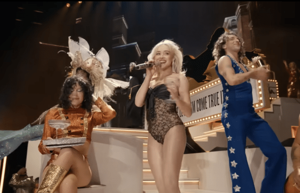 Watch: Sabrina Carpenter AMAZES at Coachella 2026 with Huge Hits & Viral Entrance