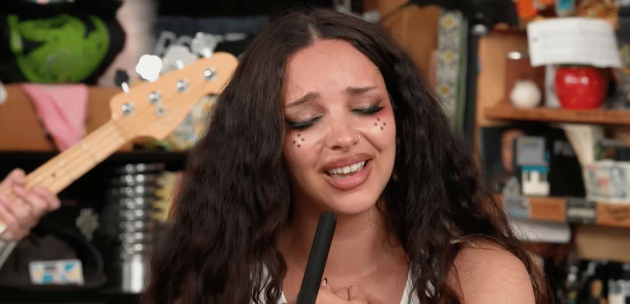 Watch: JADE Brings Theatrics & Soaring Vocals to Tiny Desk Performance