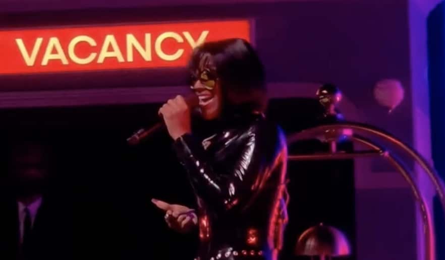 Jazmine Sullivan Unveils STUNNING New Look at Ari Lennox’s Philadelphia Show
