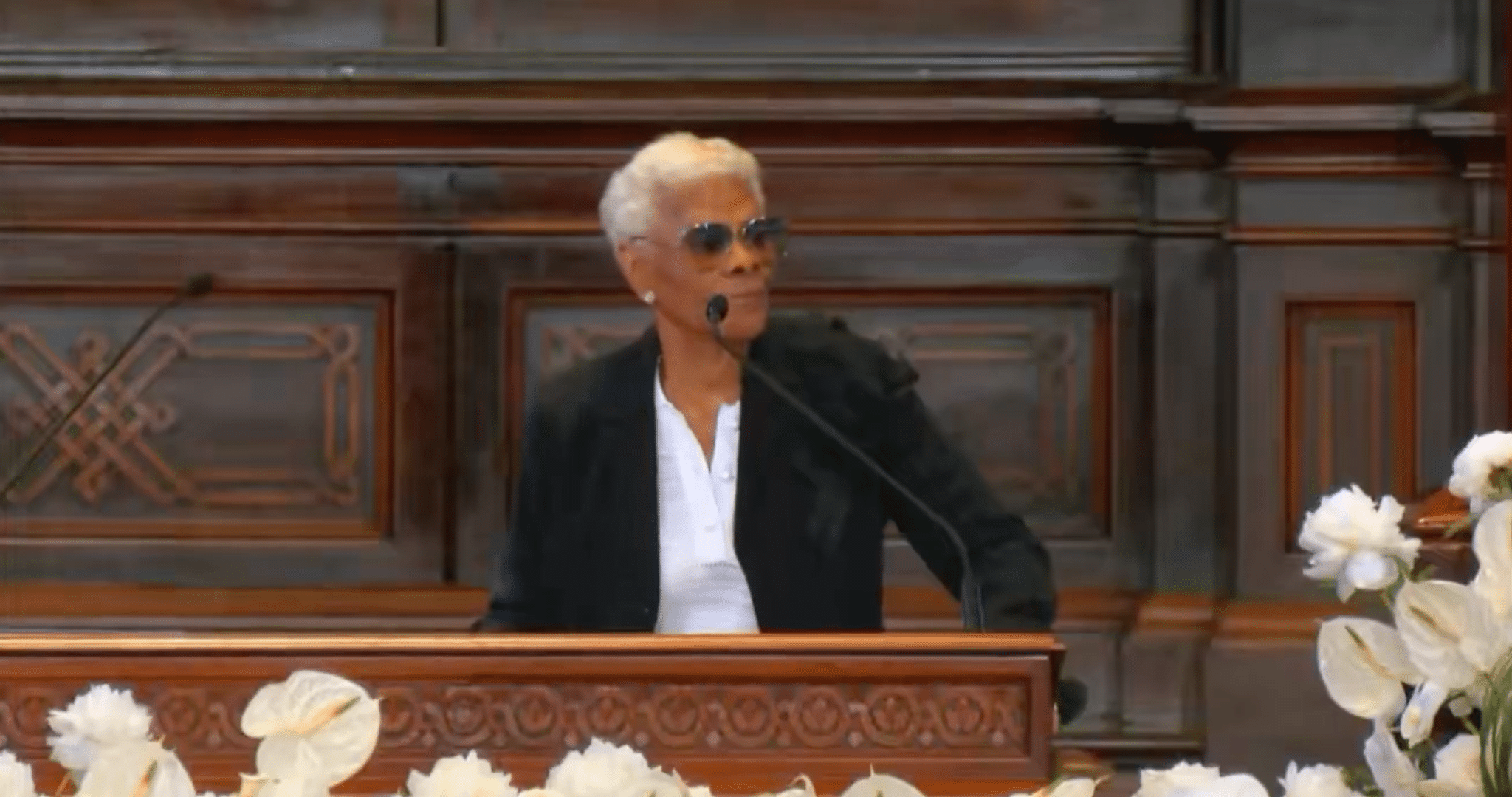 Dionne Warwick Hilariously Checks Audience During Clive Davis’ Funeral