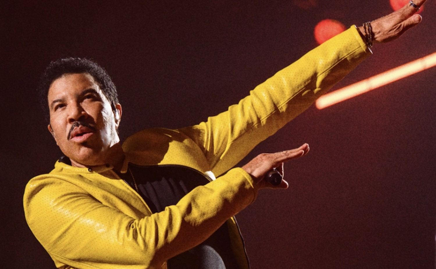 Lionel Richie Returns to Stage After Health Scare: “Let’s Party All Night Long”