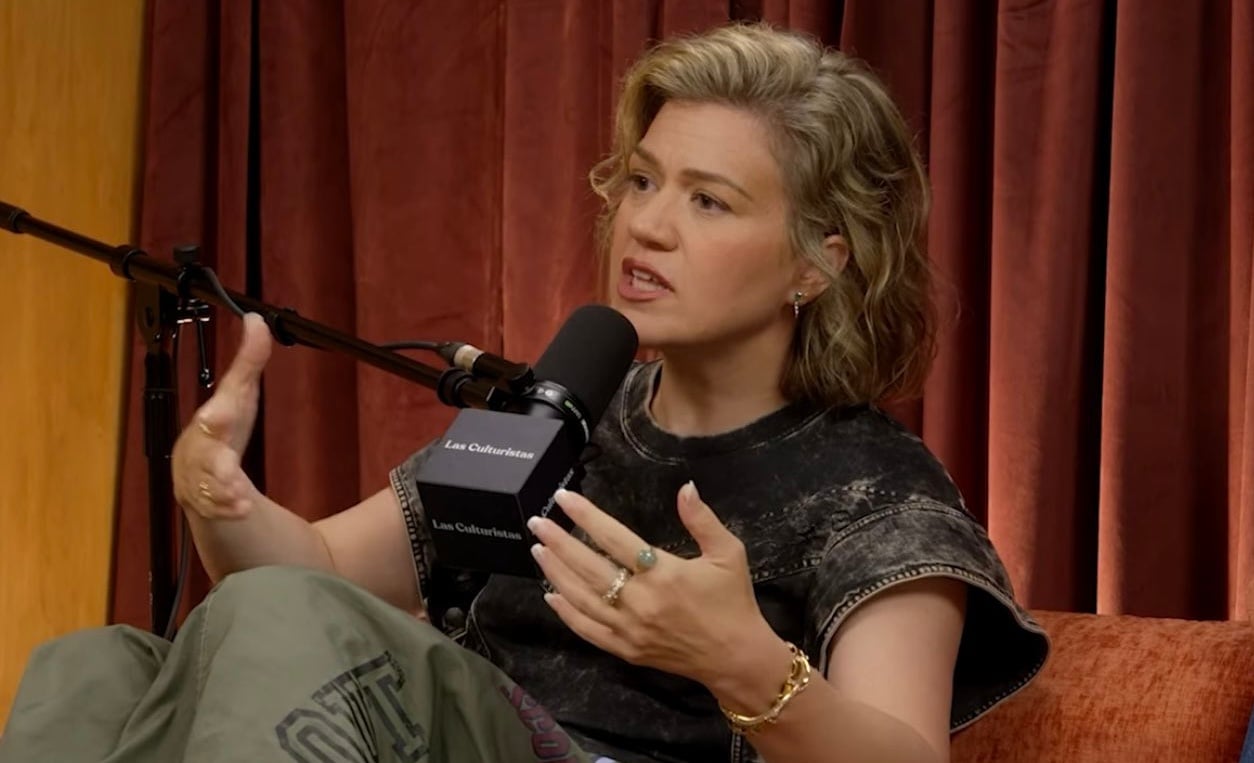 Kelly Clarkson Says She “LOVES AI” But Has One Ask