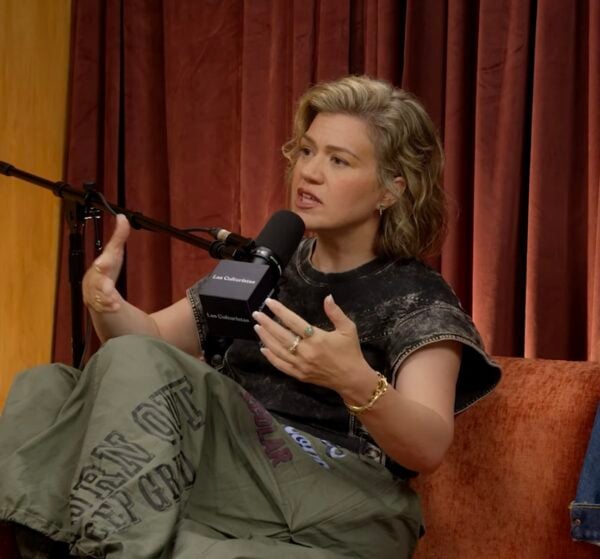 Kelly Clarkson Says She "LOVES AI" But Has One Ask